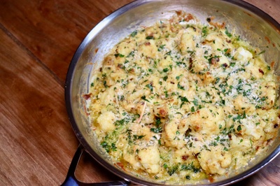 Foto van bloemkool met kaassaus